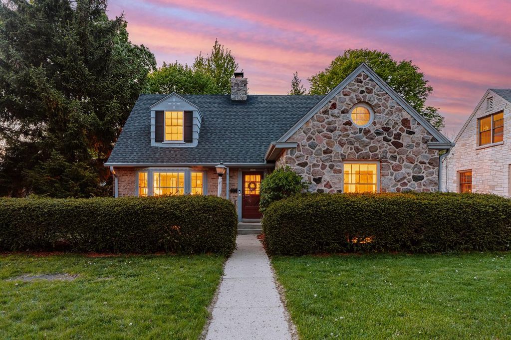 8022 Jackson Park BOULEVARD, Wauwatosa, WI 53213