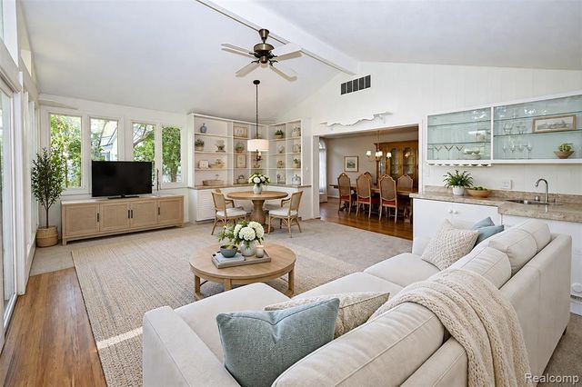 833 Fieldstone Court, Rochester Hills, MI 48309