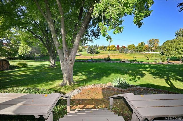 833 Fieldstone Court, Rochester Hills, MI 48309