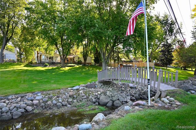 833 Fieldstone Court, Rochester Hills, MI 48309