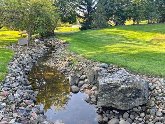 833 Fieldstone Court, Rochester Hills, MI 48309