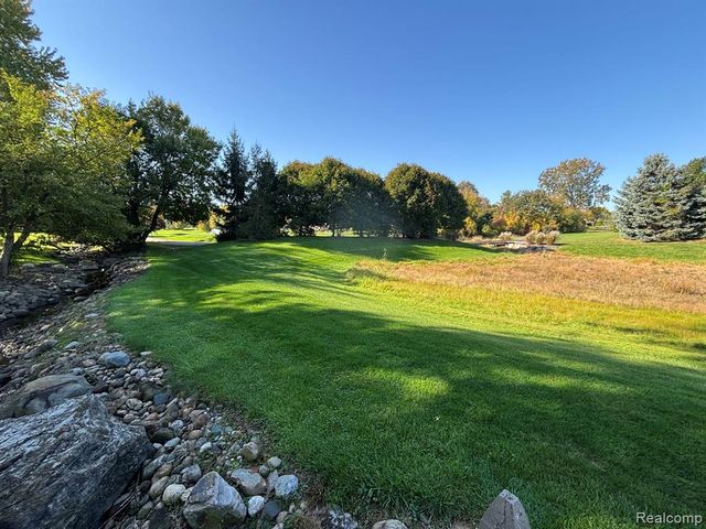 833 Fieldstone Court, Rochester Hills, MI 48309