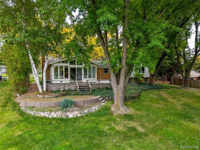 833 Fieldstone Court, Rochester Hills, MI 48309