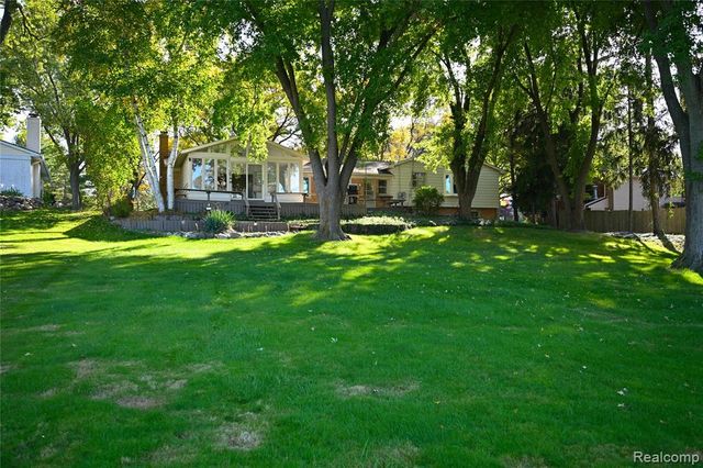 833 Fieldstone Court, Rochester Hills, MI 48309