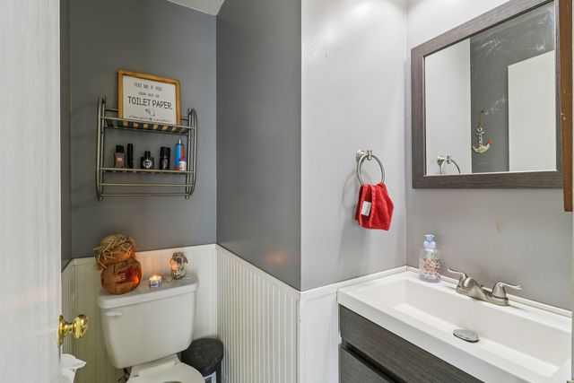 20 Dogwood Court, Lake In The Hills, IL 60156