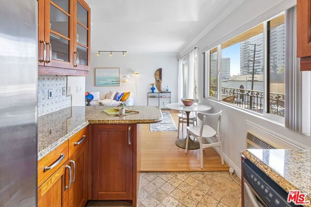 1154 S Barrington Avenue 201, Los Angeles, CA 90049