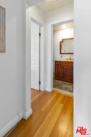 1154 S Barrington Avenue 201, Los Angeles, CA 90049