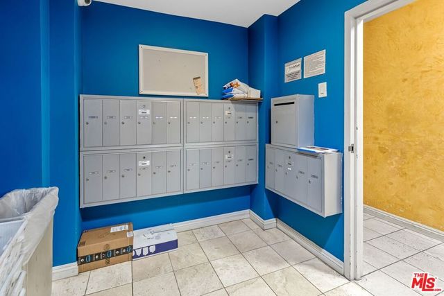 1154 S Barrington Avenue 201, Los Angeles, CA 90049