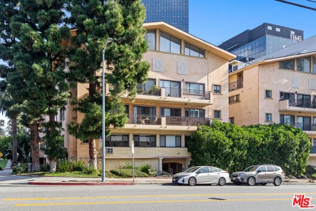 1154 S Barrington Avenue 201, Los Angeles, CA 90049