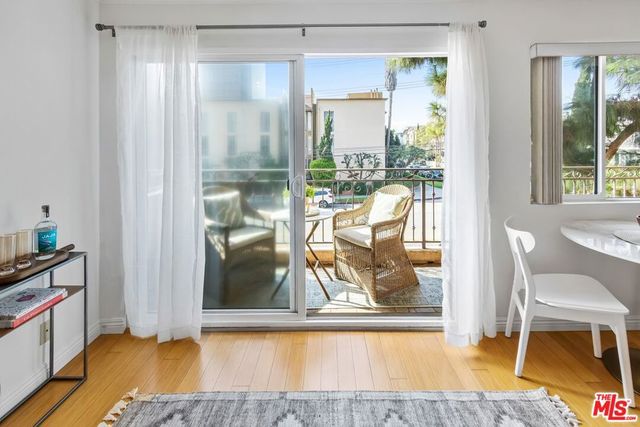 1154 S Barrington Avenue 201, Los Angeles, CA 90049