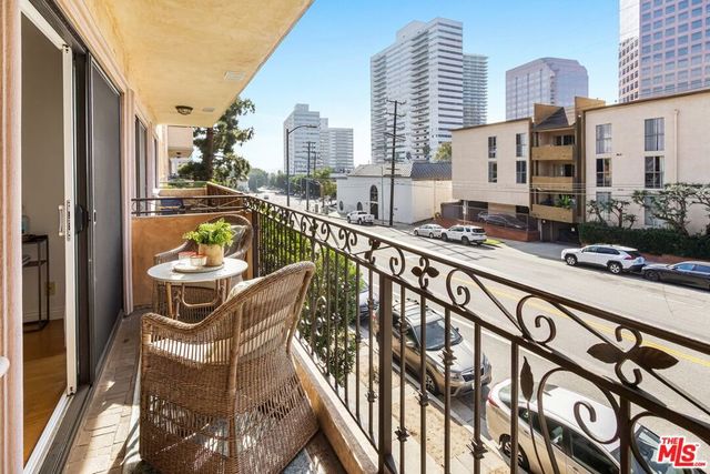 1154 S Barrington Avenue 201, Los Angeles, CA 90049