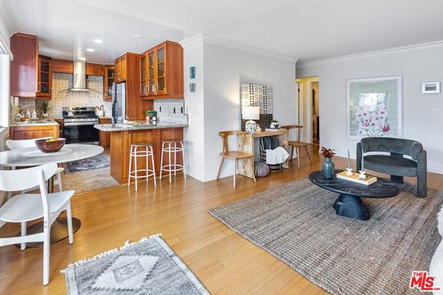 1154 S Barrington Avenue 201, Los Angeles, CA 90049