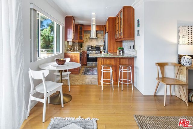 1154 S Barrington Avenue 201, Los Angeles, CA 90049