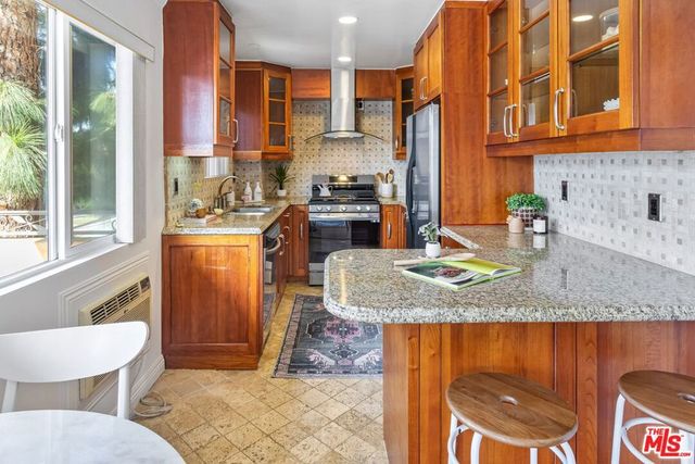 1154 S Barrington Avenue 201, Los Angeles, CA 90049