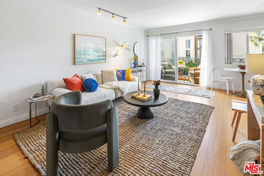 1154 S Barrington Avenue 201, Los Angeles, CA 90049