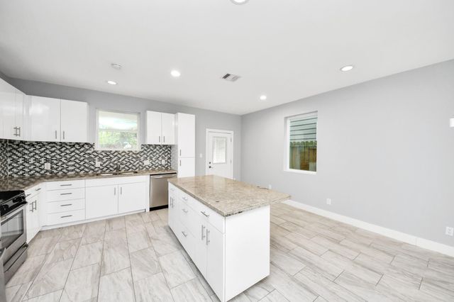 119 E 32 Street, Houston, TX 77018