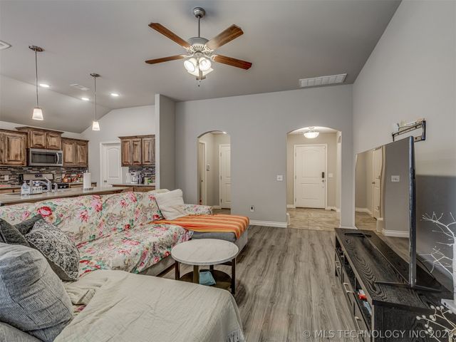 13 Evermore Lane, Yukon, OK 73099