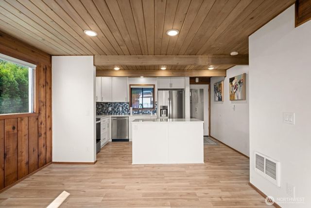 6883 Holeman Avenue, Blaine, WA 98230
