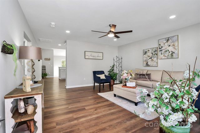 513 Stillgreen Lane, Charlotte, NC 28214