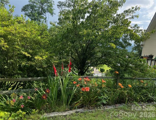 530 West Side Road, Burnsville, NC 28714