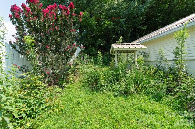 530 West Side Road, Burnsville, NC 28714