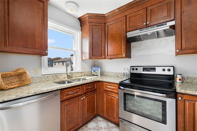 1 Willow Glen Circle 25, Warwick, RI 02889