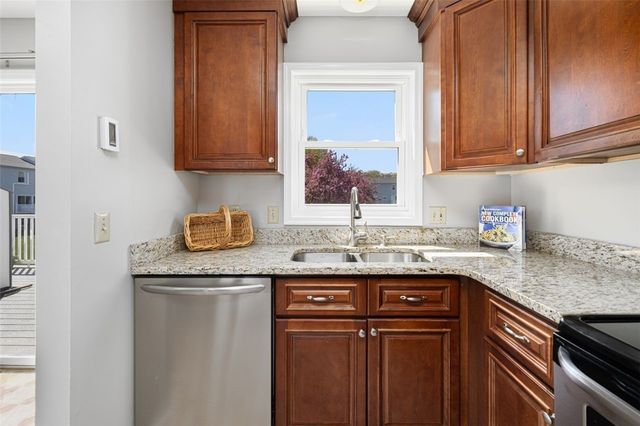 1 Willow Glen Circle 25, Warwick, RI 02889