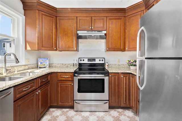 1 Willow Glen Circle 25, Warwick, RI 02889