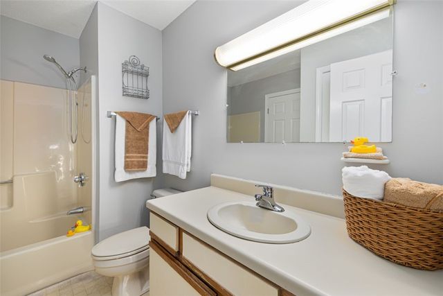 1 Willow Glen Circle 25, Warwick, RI 02889