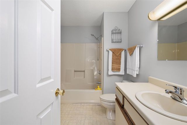 1 Willow Glen Circle 25, Warwick, RI 02889