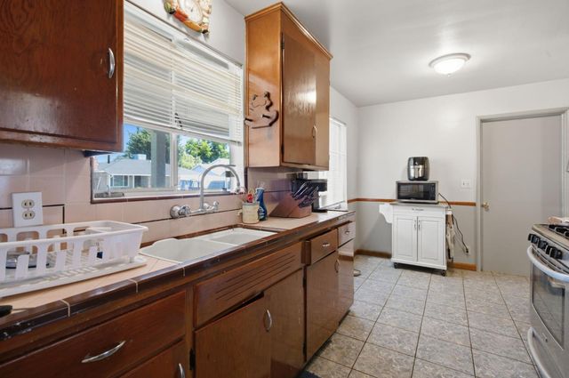 2868 De Ovan Ave, Stockton, CA 95204