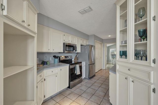 1518 Lakeside DR W, Canyon Lake, TX 78133