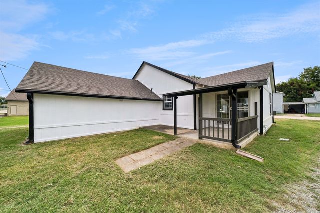 220 E 8th Street, Claremore, OK 74018