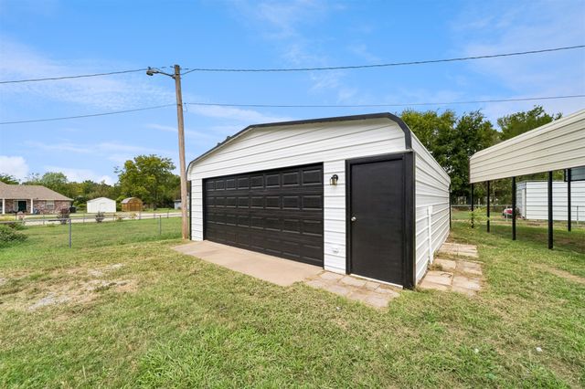220 E 8th Street, Claremore, OK 74018