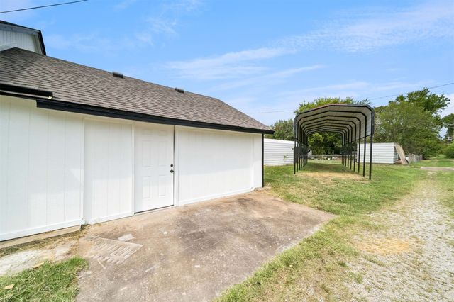 220 E 8th Street, Claremore, OK 74018