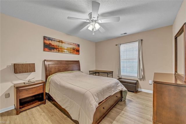 517 Seahorse RN, Chesapeake, VA 23320