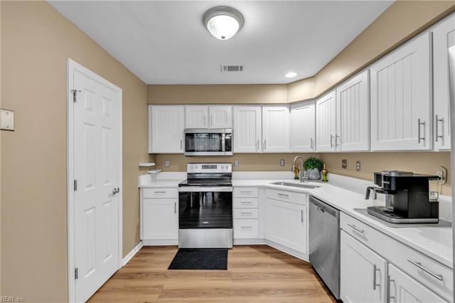 517 Seahorse RN, Chesapeake, VA 23320