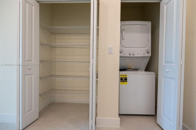 8001 NW 41st St F-208, Doral, FL 33166