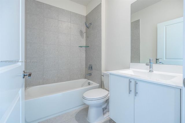 8001 NW 41st St F-208, Doral, FL 33166