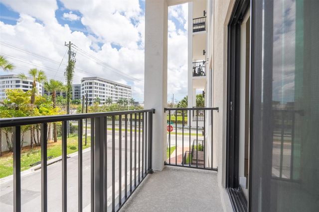 8001 NW 41st St F-208, Doral, FL 33166