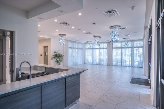 8001 NW 41st St F-208, Doral, FL 33166