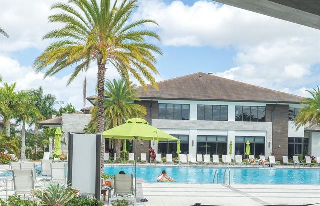 8001 NW 41st St F-208, Doral, FL 33166