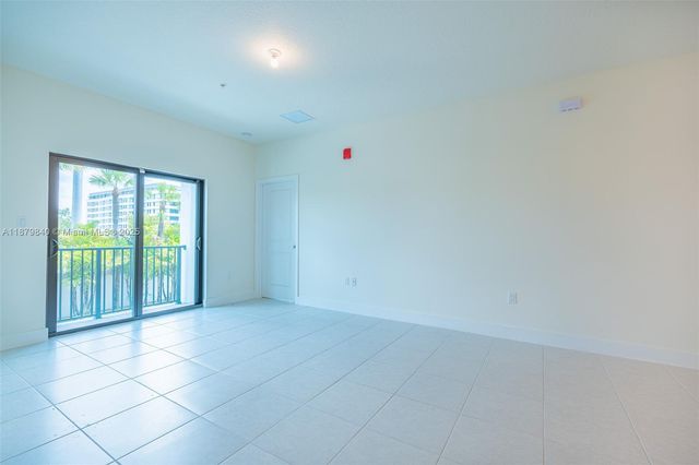 8001 NW 41st St F-208, Doral, FL 33166