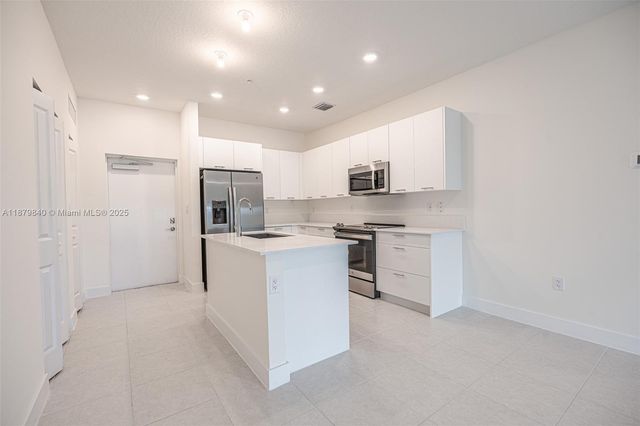 8001 NW 41st St F-208, Doral, FL 33166