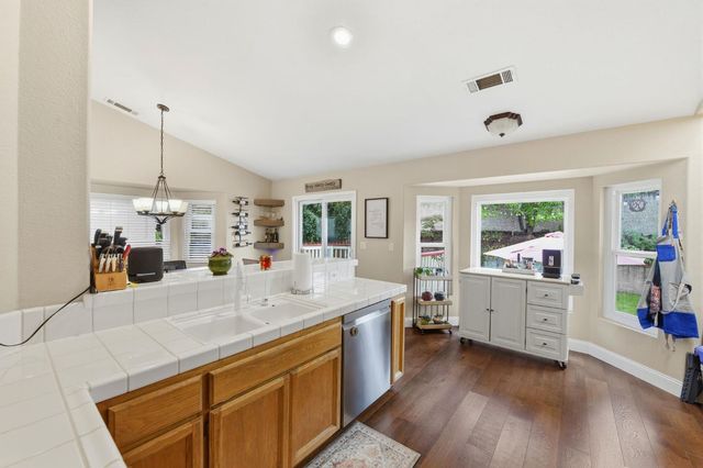 2010 Mineral Springs Dr, Roseville, CA 95747