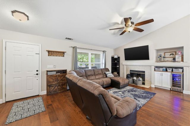 2010 Mineral Springs Dr, Roseville, CA 95747