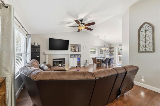 2010 Mineral Springs Dr, Roseville, CA 95747