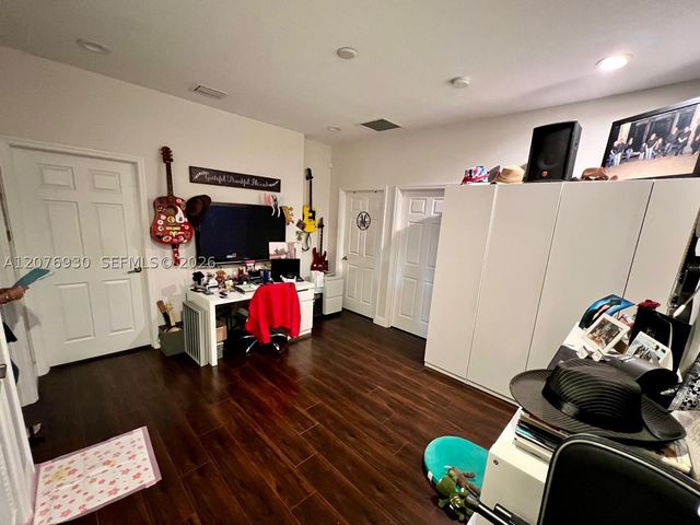 9271 NW 16th St, Pembroke Pines, FL 33027