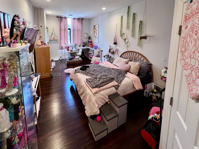9271 NW 16th St, Pembroke Pines, FL 33027