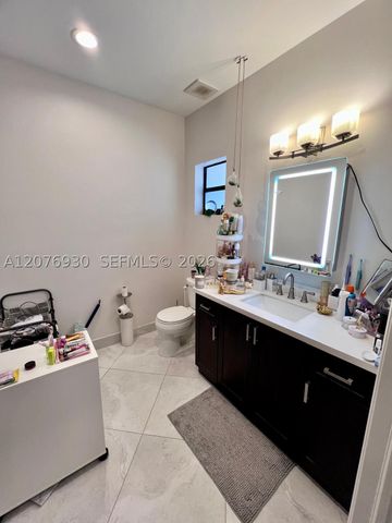 9271 NW 16th St, Pembroke Pines, FL 33027